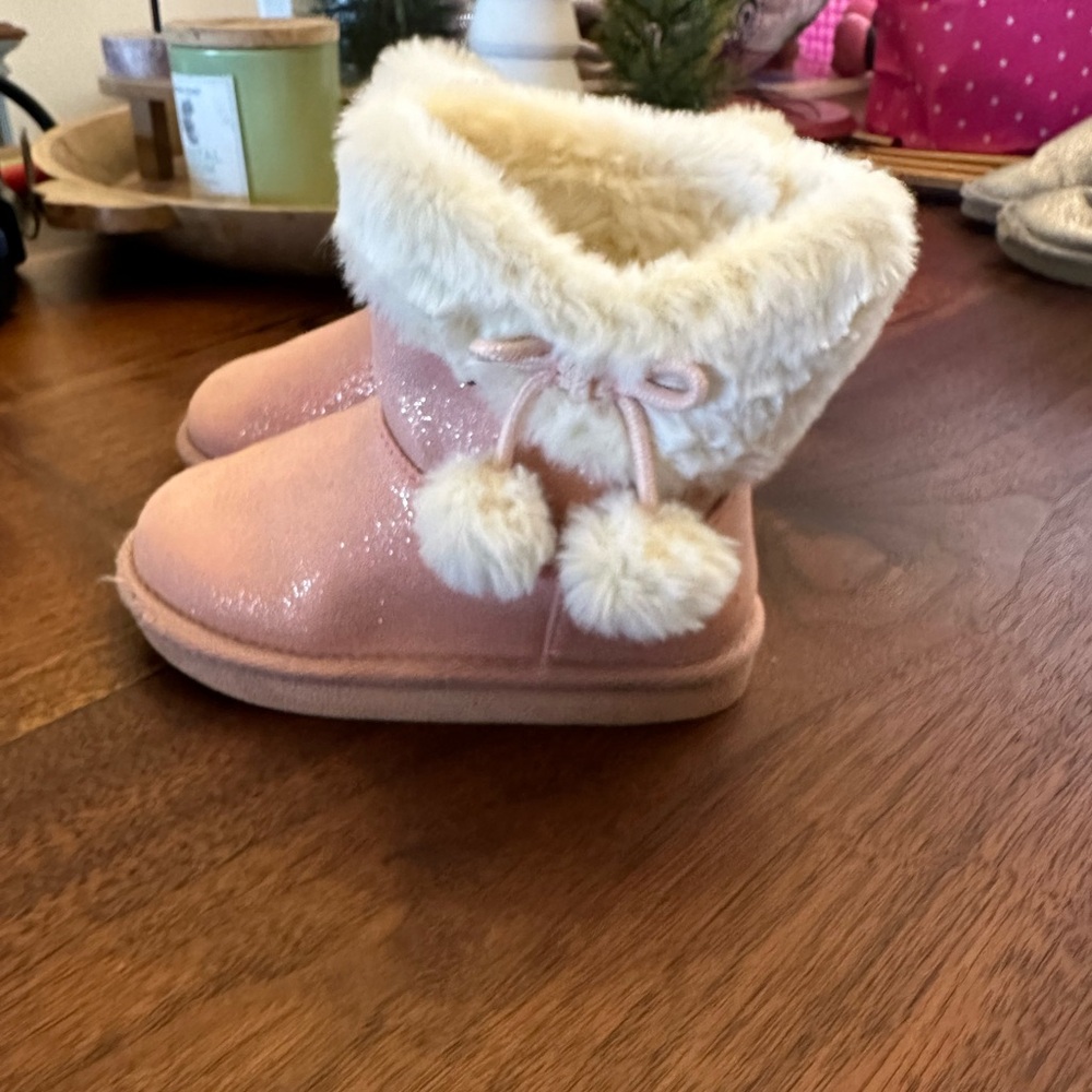 Girls size 8T fur boots